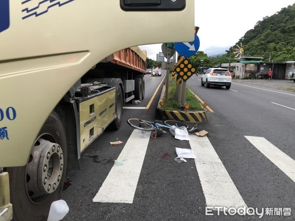 ▲▼警消搶救車禍陷入砂石車車底，全身多處骨折的自行車女騎士。（圖／記者游芳男翻攝，下同）