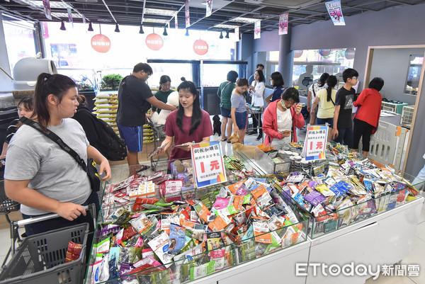 ▲▼東森寵物店苗栗苑裡店開幕,店內顧客選購畫面。（圖／記者李毓康攝）