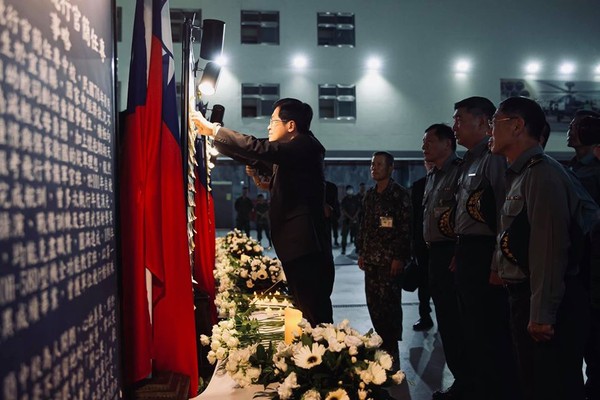 ▲▼嚴德發追思陸航殉職飛官。（圖／軍聞社提供）