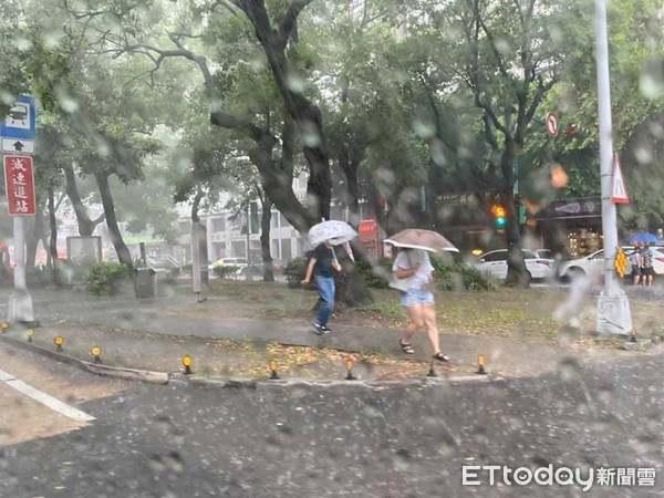 ▲▼信義區午後狂風暴雨像颱風。（圖／記者黃心瑀攝）