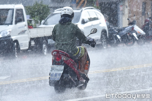 ▲▼下雨,雨天,天氣,積水,豪大雨特報,雷陣雨,梅雨,降雨,氣象,行車安全,雨天行車,交通安全,機車,通勤,交通,豪雨特報,颱風外圍環流,西南氣流,鋒面,天氣配圖。（圖／記者李毓康攝）