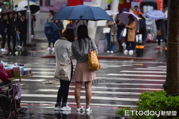 ▲▼大雨,下雨,雨天,天氣,豪大雨特報,雷陣雨,梅雨,降雨,氣象,通勤,豪雨特報,颱風外圍環流,西南氣流,鋒面,行人,撐傘,雨傘,路人,過馬路,天氣配圖,行人穿越道,斑馬線。（圖／記者李毓康攝）