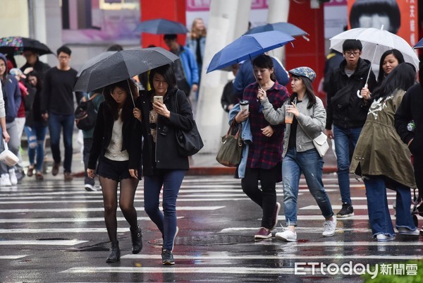 ▲▼大雨,下雨,雨天,天氣,豪大雨特報,雷陣雨,梅雨,降雨,氣象,通勤,豪雨特報,颱風外圍環流,西南氣流,鋒面,行人,撐傘,雨傘,路人,過馬路,天氣配圖,行人穿越道,斑馬線。（圖／記者李毓康攝）