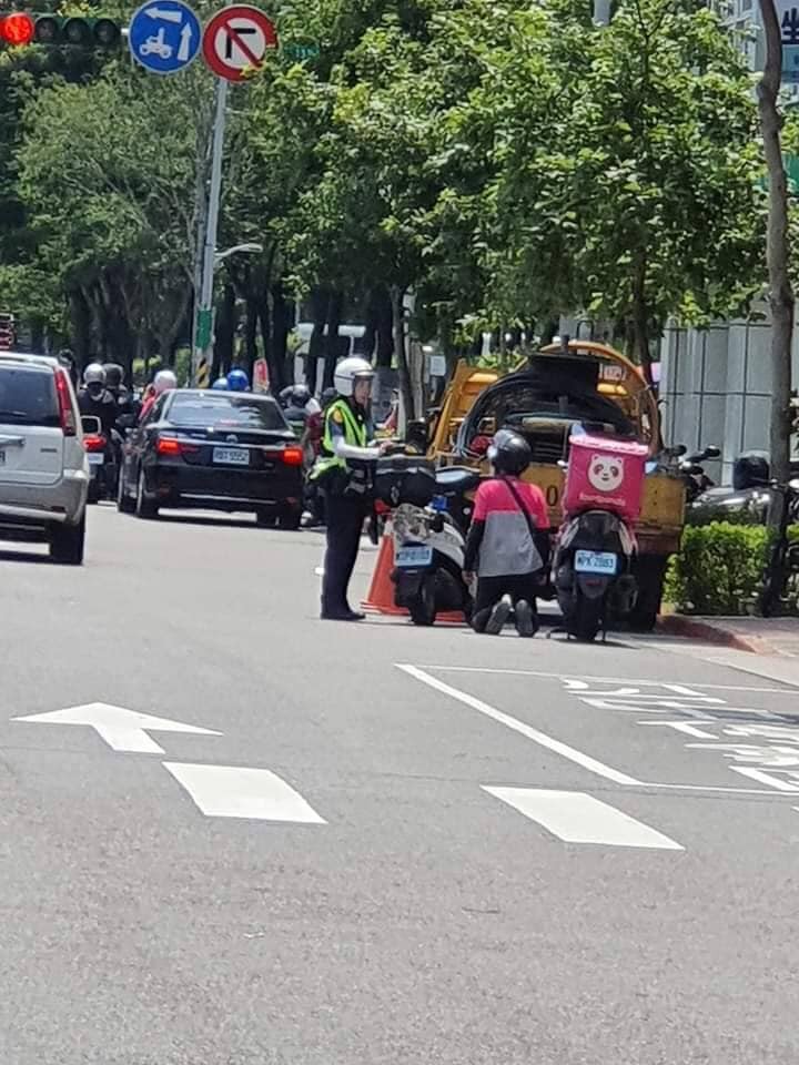 女警建國花市抓違規！男熊貓「直接跪了」狂求饒（圖／翻攝爆廢公社二館）