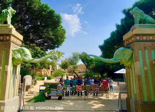 ▲滿滿牧草與蔬果！新竹動物園虔誠祭拜「天上動物」：永遠是家人。（圖／新竹市立動物園 Hsinchu Zoo臉書提供。）