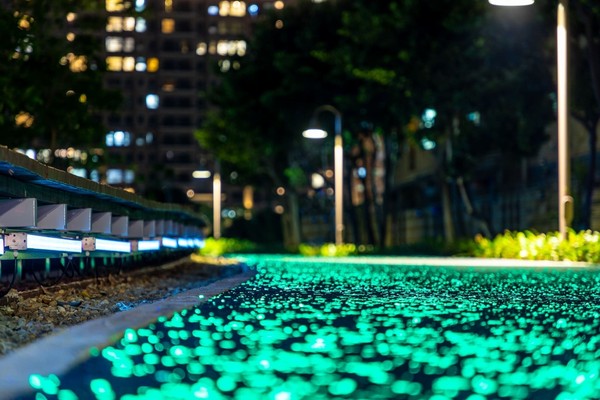 ▲民光東路與三元街段的「蓄光石星光步道」已啟用。（圖／桃園市政府捷運工程局提供）