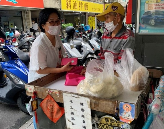 ▲93歲爺爺街頭賣饅頭立委湯蕙禎關心