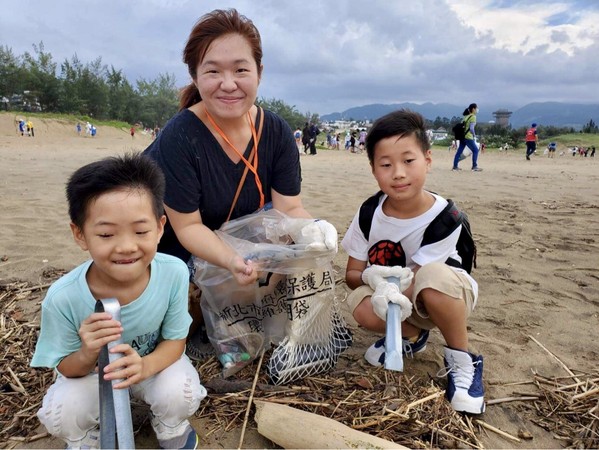 ▲金山財神爺揪百組家庭 共同齊聚淨灘趣、野餐曬、悅讀熱。（圖／新北市金山財神爺公益協會提供）