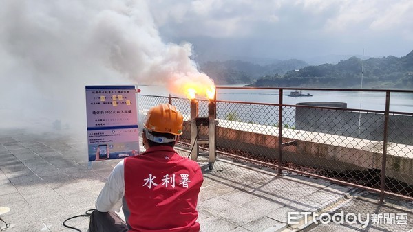 ▲經濟部水利署把握難得降雨時機，在曾文水庫進行人工增雨作業。（圖／翻攝自經濟部官網）