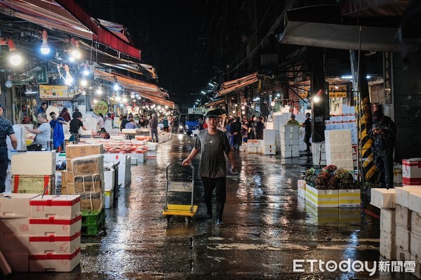 ▲擇食,崁仔頂魚市場,正濱漁港光雕。（圖／記者彭懷玉攝）