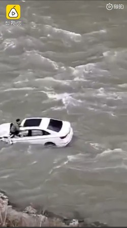 ▲民眾目擊轎車落水，但水是湍急無法救援。（圖／翻攝自梨視頻）