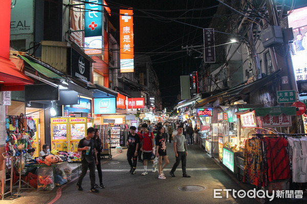 ▲士林夜市，招租，人潮少。（圖／記者黃士原攝）