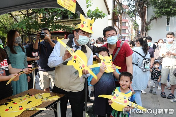 ▲台南市長黃偉哲現身Pokémon GO的CITY SPOTLIGHT城市焦點1日快閃活動，親自到藍晒圖文化園區發送皮卡丘限量紙帽，熱情與大小朋友一同合照同樂。（圖／記者林悅翻攝，下同）