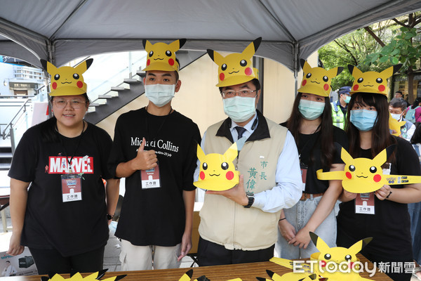 ▲台南市長黃偉哲現身Pokémon GO的CITY SPOTLIGHT城市焦點1日快閃活動，親自到藍晒圖文化園區發送皮卡丘限量紙帽，熱情與大小朋友一同合照同樂。（圖／記者林悅翻攝，下同）