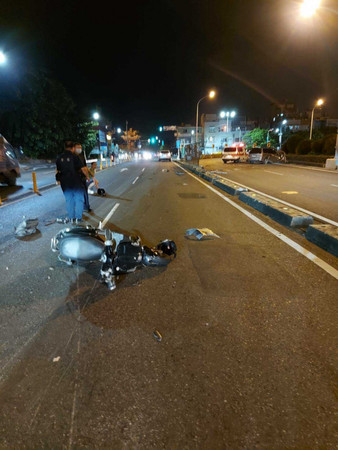 案發當時，搭載高女的何男機車被周男車子追撞倒地，導致高女傷重不治。（圖／讀者提供）