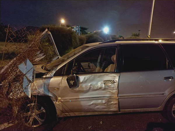 肇事的周男休旅車追撞前方機車，又撞至路邊才停下，車頭毀損。（圖／讀者提供）