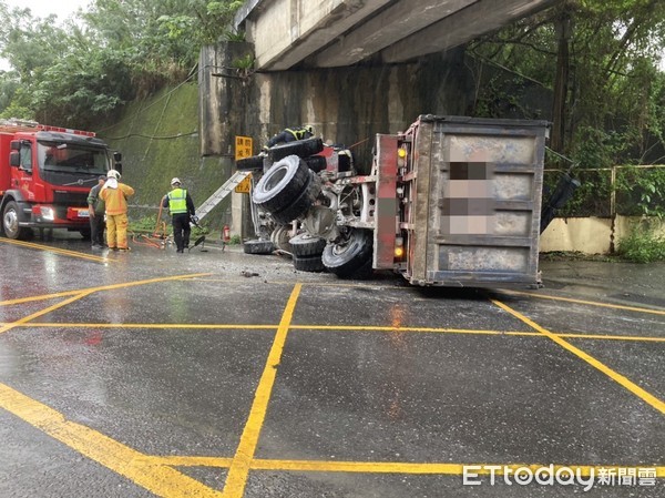 ▲▼聯結車自撞翻覆，駕駛受困車內。（圖／記者王兆麟翻攝，下同）