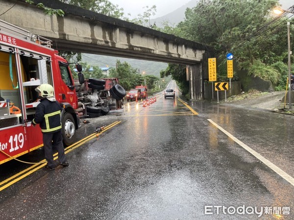 ▲▼聯結車自撞翻覆，駕駛受困車內。（圖／記者王兆麟翻攝，下同）