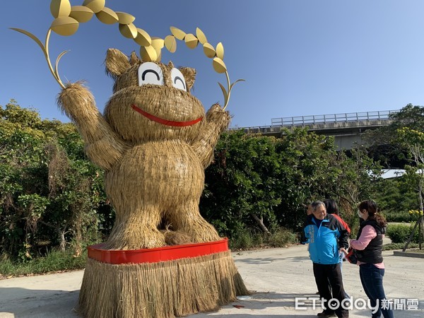 ▲大埤鄉稻草文化節於「稻草王國」園區路口處打造大型牛寶為意象景觀。（圖／記者蔡佩旻攝）