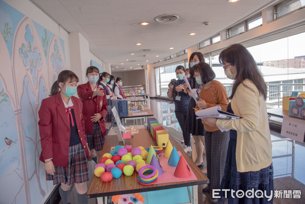 ▲嘉南藥理大學嬰幼兒保育系於18日，舉辦第12屆「全國兒童教玩具競賽暨應用研習」活動，展現創意。（圖／記者林悅翻攝，下同）