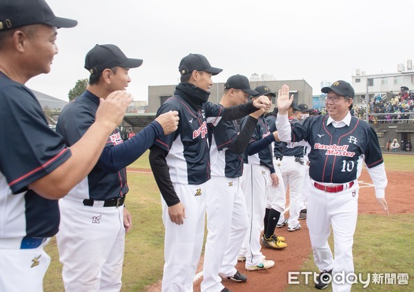 ▲「中職退役明星球員軟式棒球比賽」19日在桃園市龍潭區名人堂兄弟棒球場舉行，市長鄭文燦在比賽開場時與球員擊掌打氣。（圖／記者沈繼昌翻攝）