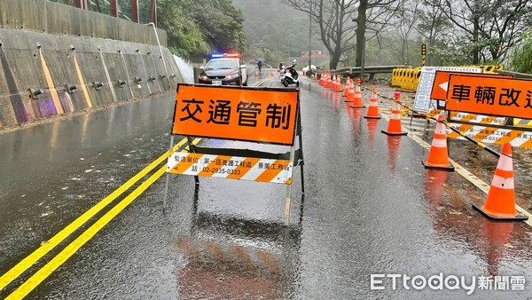 ▲陽金公路台2甲線土石崩落 「路面吞噬路面」雙向道路緊急封閉。（圖／記者郭世賢攝）