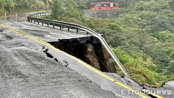 ▲陽金公路台2甲線土石崩落 「路面吞噬路面」雙向道路緊急封閉。（圖／記者郭世賢攝）