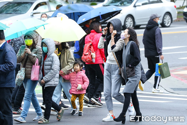 ▲▼下雨,寒流,雨天,天氣,豪大雨,雨傘,撐傘,雷陣雨,梅雨,降雨,冷氣團,行人,冬天,保暖,濕冷,口罩,天氣配圖。（圖／記者李毓康攝）