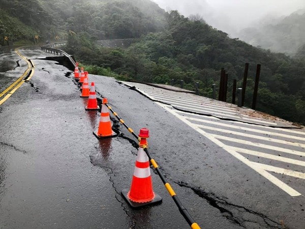 ▲▼拜拜問祖先「連喊20次不要」！工人騎一半金山坍塌…耳機傳恐怖聲。（圖／翻攝靈異公社臉書）