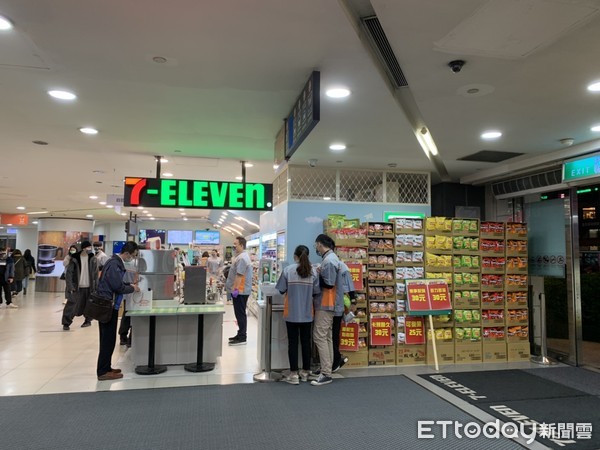 ▲▼全家、7-11信義區門市跨年人潮少。（圖／記者蕭筠攝）