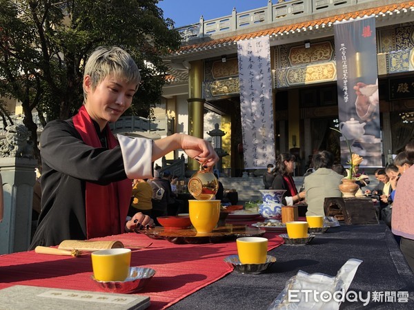 ▲彌陀報恩佛七圓緣茶會，在楠西萬佛寺舉辦「第一屆感恩茶香會」，邀請各界人士來參加，包括台南市長黃偉哲、嘉義縣長翁章梁參與殊勝茶會。（圖／記者林悅翻攝，下同）