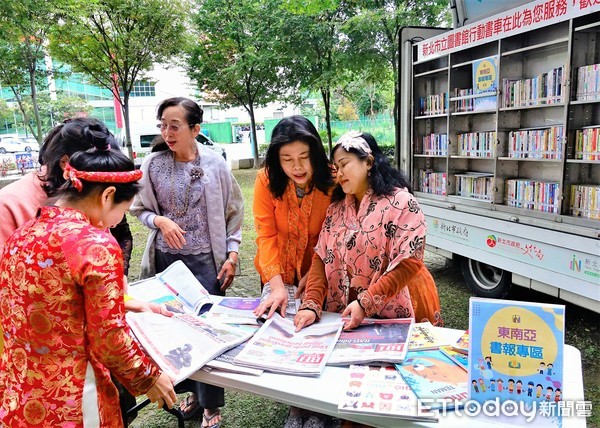 ▲新北「行動書車」新增東南亞服務 母語閱讀溫暖新住民思鄉情。（圖／新北市立圖書館提供）