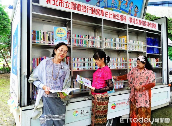 ▲新北「行動書車」新增東南亞服務 母語閱讀溫暖新住民思鄉情。（圖／新北市立圖書館提供）