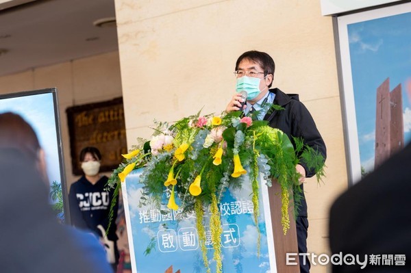 ▲長榮大學舉辦國際安全學校認證啟動儀式，台南市長黃偉哲、台南市警局局長方仰寧、消防局局長李明峯等人共同參與，並簽署安全承諾書，展現打造國際安全學校的決心。（圖／記者林悅翻攝，下同）