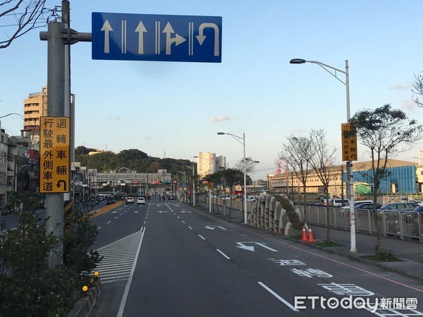 ▲基隆中山一路北向港西街口 迴轉車道改最外側車道。（圖／基隆市政府提供）