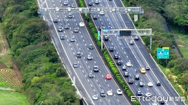 ▲▼大年初二國道車潮，三峽鶯歌大溪路段出遊車潮湧現。（圖／記者呂佳賢攝）