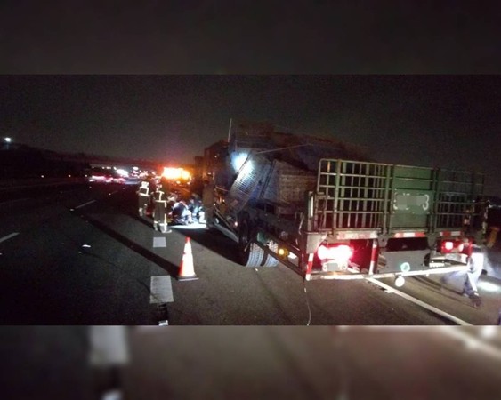 ▲國1南下彰化路段清晨發生車禍。（圖／記者唐詠絮翻攝）