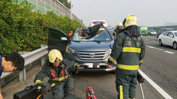 ▲▼    巨輪砸中車子造成女子當場死亡         。（圖／記者黃子倩翻攝）