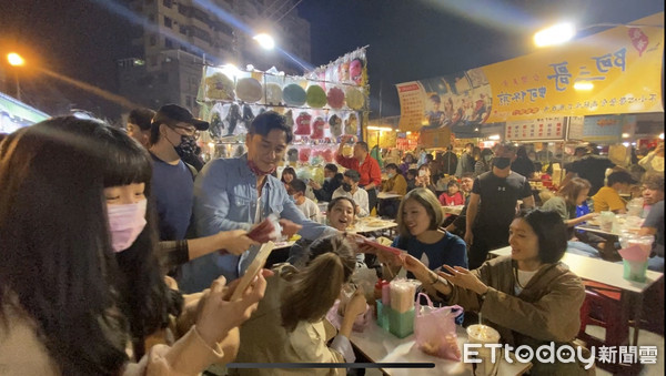 ▲▼《角頭》鄭人碩突襲台南武聖夜市。（圖／記者洪文攝）