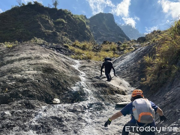 ▲救難人員翻山涉水，歷經28小時終於抵達戴男所在的烏日峽谷第九瀑布。（圖／記者許宥孺翻攝）