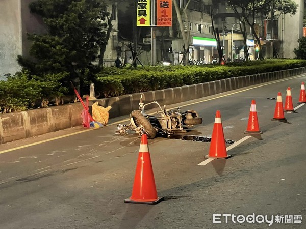 ▲▼快訊／新莊賓士碰撞重機！19歲男開車撞民宅　騎士失去呼吸心跳。（圖／記者陳以昇攝）