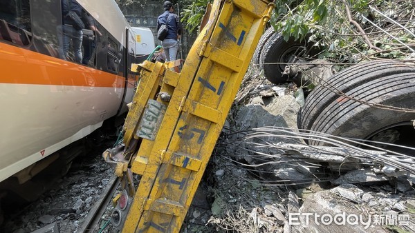 ▲▼台鐵太魯閣號列車在花蓮清水隧道疑遭從邊坡滑落的工程車砸中出軌，造成重大傷亡事故。（圖／記者蕭可正攝，下同）