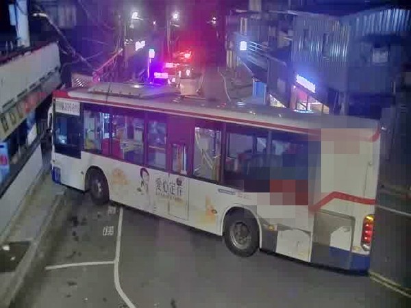 ▲公車過彎疑分心碰撞路邊車 休旅車擠壓移位...駕駛睡意中驚醒。（圖／翻攝自「瑞芳公共論壇」臉書粉專）