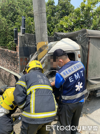 ▲麟洛南二高下方平面道路發生自小貨車自撞電線桿車禍，麟洛消防分隊員救援           。（圖／記者陳崑福翻攝，以下同）