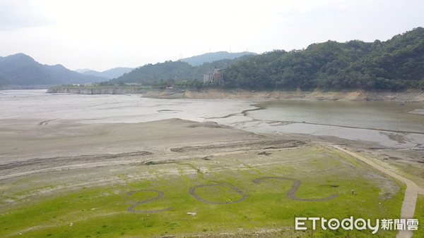 ▲▼石門水庫,自來水,缺水,限水,乾涸,碼頭,觀光遊湖,發電,SOS。（圖／記者林振民攝）