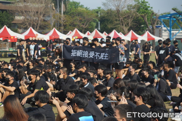 ▲鳳山高中學生拉黑布條「拒絕接受不民主」，呼籲校方正視學生意見 。（圖／鳳山高中學生會提供）