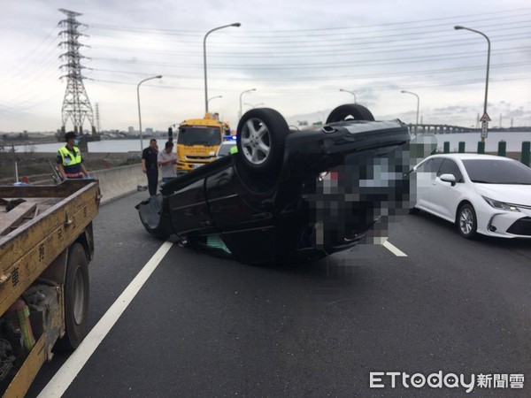 ▲台61線彰化鹿港段休旅車翻覆駕駛送醫。（圖／記者唐詠絮翻攝）