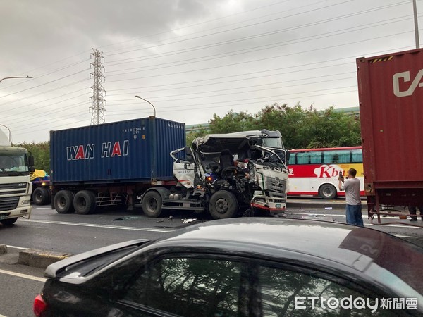 ▲▼高雄小港3大貨車追撞，駕駛險成夾心餅乾 。（圖／記者許宥孺翻攝）