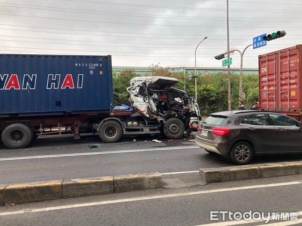 ▲▼高雄小港3大貨車追撞，駕駛險成夾心餅乾 。（圖／記者許宥孺翻攝）