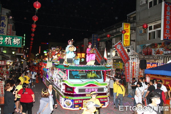 ▲北港朝天宮媽祖出巡遶境今日熱鬧登場，而全國僅有由兒童裝扮民間神話故事人物，坐在藝閣車上的「北港真人藝閣花車」遊行。（圖／記者蔡佩旻攝）